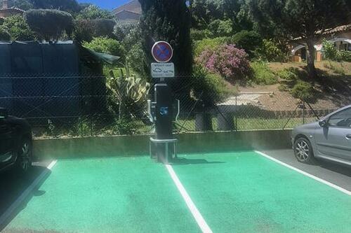 Borne de recharge pour véhicules électriques