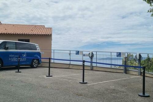 Borne de recharge pour véhicules électriques