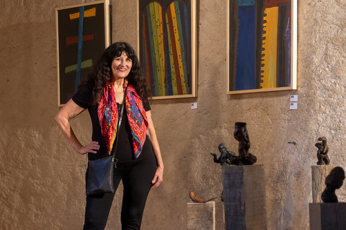 Coline Fabre devant ses œuvres