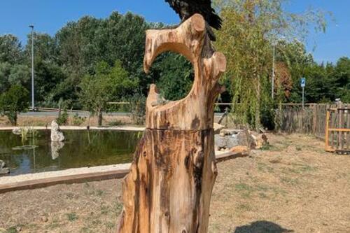 Il croasse le secret de la Création - sculpture à la tronçonneuse - cyprès