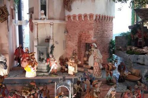 Princesse orientale dans la chaise à porteur - La Crèche napolitaine de Christian Léandre Ganga - Gassin