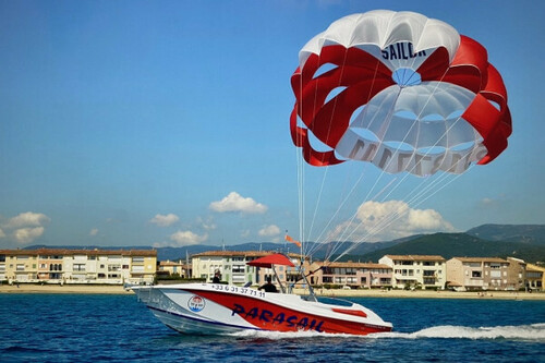 Parasailing in the gulf of Saint Tropez