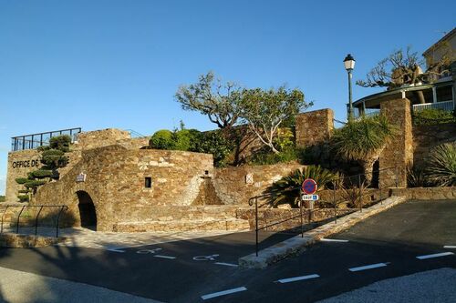 La place Léon Martel à Gassin