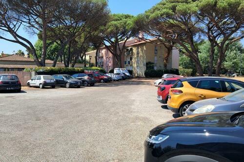 Parking des Pins Parasols_Cogolin