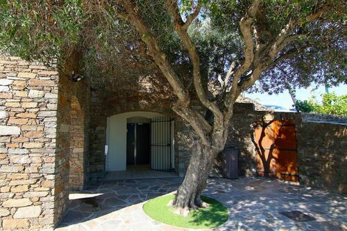 Toilettes publiques de l'Aire de Loisirs - https://gassin.eu