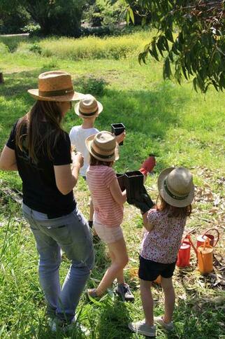 Activité enfant "Les mains dans la terre"