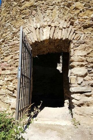 Vue de face du Moulin Brûlât de Gassin