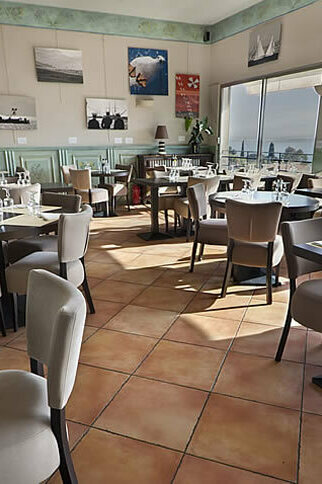 Salle du restaurant vue mer