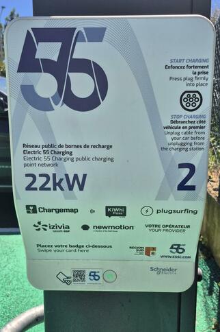 Borne de recharge pour véhicules électriques