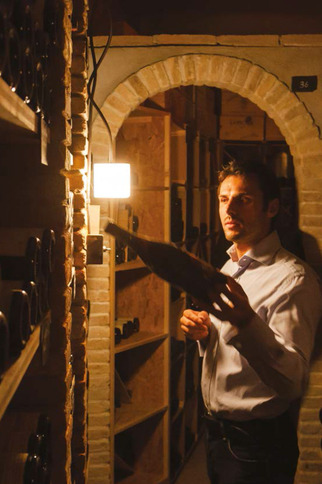 Sommelier dans la cave Da Vini Code à Saint-Tropez, presqu'île de Gassin
