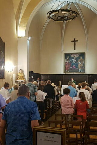 L'église de Gassin durant une messe - https://gassin