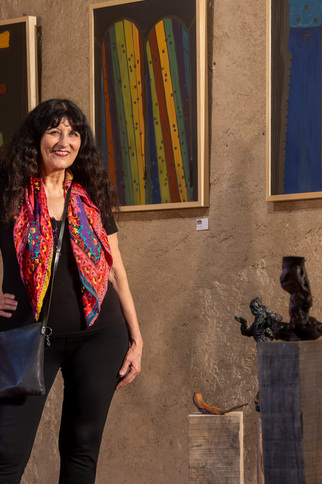 Coline Fabre devant ses œuvres