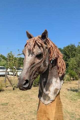 L’amour chevauchant le mystère - sculpture à la tronçonneuse - Red Cedar