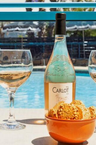 Apéritif au bord de la Piscine