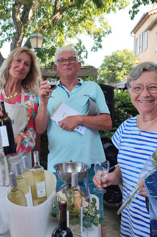 Distribution de roses pour La nuit romantique des plus beaux villages de France 2026_Gassin