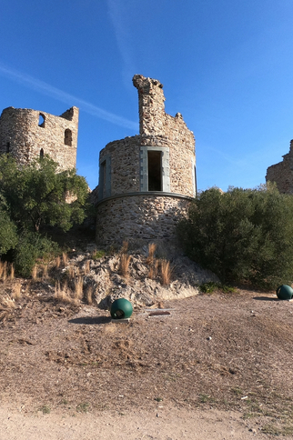 Vestige du château médiéval érigé sur un piton