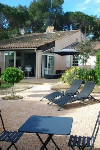 Jardin et terrasse Meublé Lavillat gassin.eu