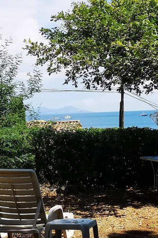 terrasse et jardinet avec vue sur le golfe