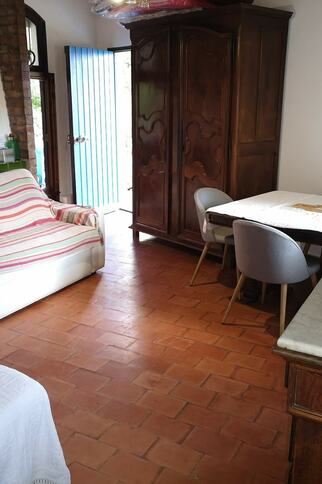 grand studio avec un lit double et uncanapé lit