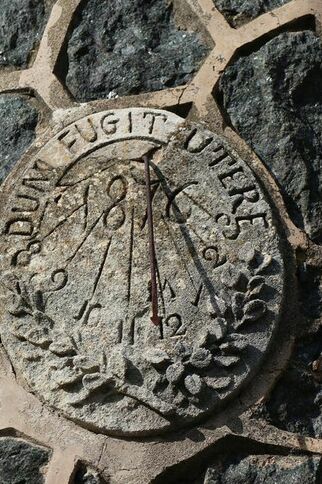 Cadran solaire Dum fugit utere - 1876 - de l'énigmatique monument à Saint-Joseph de Gassin - https://gassin.eu