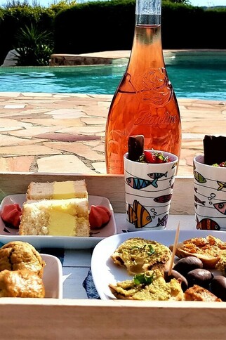 Savourez votre plateau apéro au bord de la piscine