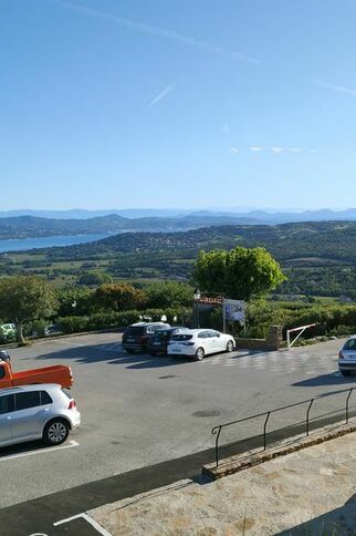 La place Léon Martel à Gassin