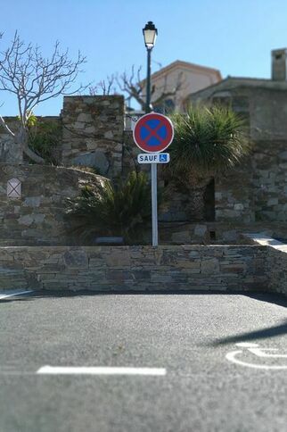 Place handicapée sur la place Léon Martel https://gassin.eu