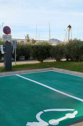 Borne électrique des Marines de Gassin