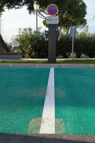 Borne électrique des Marines de Gassin