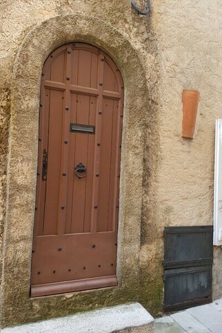 Portes anciennes à Gassin, l'un des Plus Beaux Villages de France - https://gassin.eu