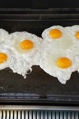 Vos oeufs au plat pour votre petit déjeuner aux Primeurs Cyclades de Gassin - https://gassin.eu