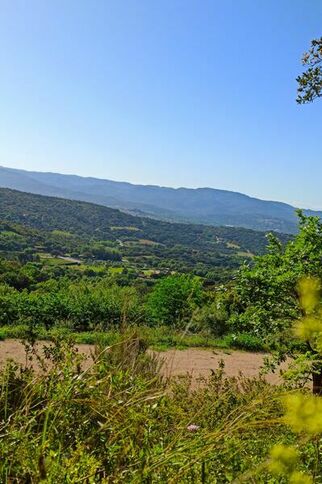 Vue sur Grimaud sur le sentier de la mer à Gassin https://gassin.eu