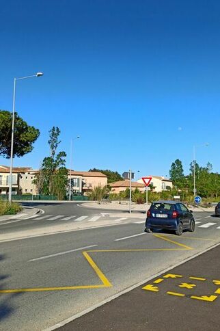 Arrêt de bus au rond point des Marines de Gassin https://gassin.eu