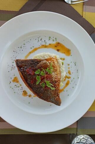 Filet de daurade sauce ail et chorizo et risotto aux asperges La Ciboulette - restaurant avec vue panoramique à Gassin - https://gassin.eu