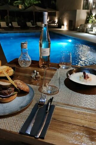 Burger terrasse piscine La Villa