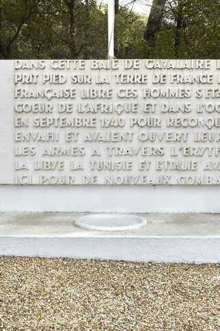 Stèle en l'honneur des armées qui ont libéré la Croix-Valmer