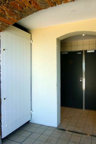 Toilettes publiques de l'Aire de Loisirs à Gassin -  https://gassin.eu