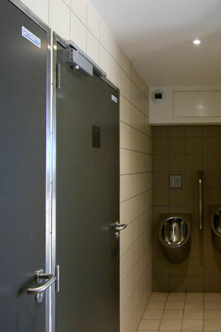 Toilettes publiques de l'Aire de Loisirs à Gassin -  https://gassin.eu