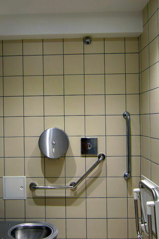 Toilettes publiques de l'Aire de Loisirs à Gassin -  https://gassin.eu