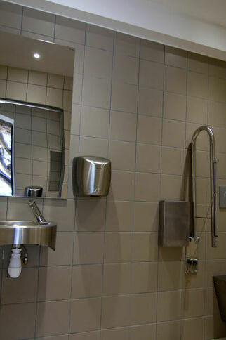 Toilettes publiques de l'Aire de Loisirs à Gassin -  https://gassin.eu