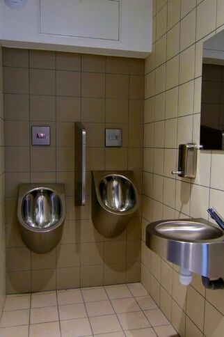 Toilettes publiques de l'Aire de Loisirs à Gassin -  https://gassin.eu