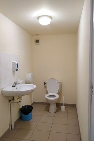 Toilettes publiques de la rue des Écoles -de Gassin - https://gassin.eu