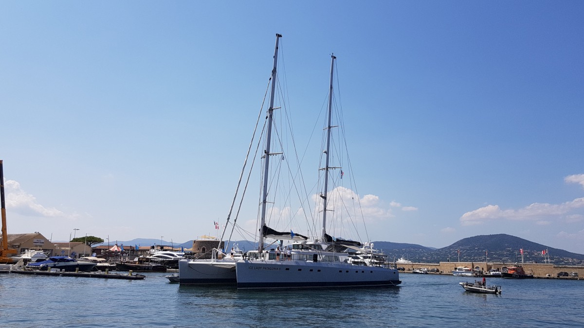 Le catamaran Ice Lady Patogania accoste dans le port de Saint-Tropez